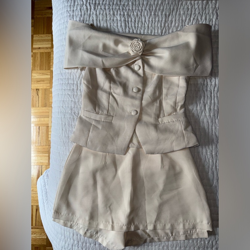 DISSH Cream Off-Shoulder Set